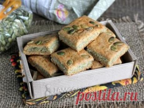 Печенье с тыквенными семечками — рецепт с фото Простое и полезное песочное печенье на сметане с начинкой из творога с молотыми тыквенными семечками.