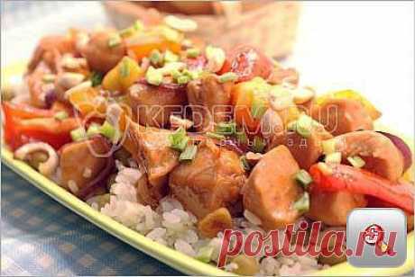 Курица по-сычуаньски
 

Ингредиенты:
400 г куриной грудки,
1 красный болгарский перец,
1 зелёный болгарский перец,
1/2 ч. л. имбиря молотого или свежего,
1/2 стак. соевого соуса,
100 г риса,
50 г консервированного зеленого горошка,
3 зубчика чеснока,
1 луковица,
100 г жареного арахиса,
2 перышка зеленого лука.