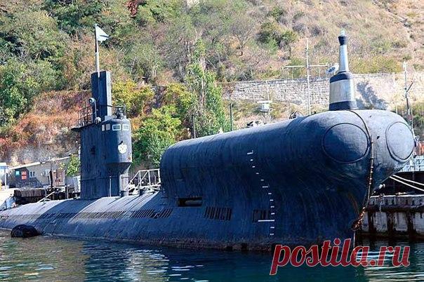 Опытовая подводная лодка С-49 проекта 633РВ

В конце 60-х гг. для испытания противолодочных комплексов «Водопад» и «Ветер» по чертежам, разработанным СПМБМ «Малахит» было принято решение на переоборудование подводных лодок С-49 и С-11 (проекта 633) по проекту 633РВ.

http://warfiles.ru/show-158471-opytovaya-podvodnaya-l..