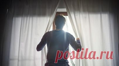 Сомнолог Черкасова посоветовала закрывать шторы для дневного сна. Сомнолог Софья Черкасова рассказала, что даже во время короткого дневного сна лучше закрывать шторы или пользоваться маской для глаз. Читать далее