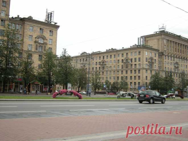 Пересечение Ленинского и Московского проспектов, Московская площадь.