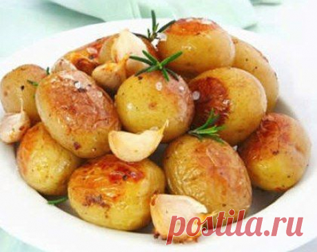 Картофель в пакете. Очень просто и очень вкусно 

Ингредиенты:
-1 кг некрупного картофеля, 
-2-3 ст. ложки оливкового масла, 
-2 зубчика чеснока, 
-зелень укропа, 
-пряности, соль – по вкусу.

Приготовление:
Картошку моем и чистим, обсушиваем полотенцем, накалываем деревянной зубочисткой в нескольких местах. В миску вливаем масло, добавляем чеснок, пропущенный через чесночницу, соль, пряности и мелко нарезанную зелень укропа. Получившейся смесью поливаем картофель и перемешиваем.