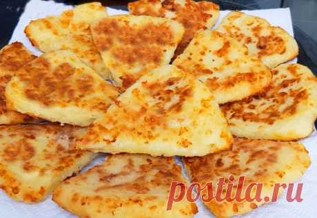 Творожно-сырные треугольники на кефире Эти вкусные треугольники готовятся на сковороде, просто и быстро. Сколько ни готовь,...