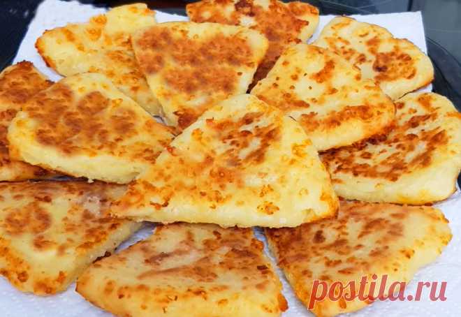 Творожно-сырные треугольники на кефире Эти вкусные треугольники готовятся на сковороде, просто и быстро. Сколько ни готовь,...