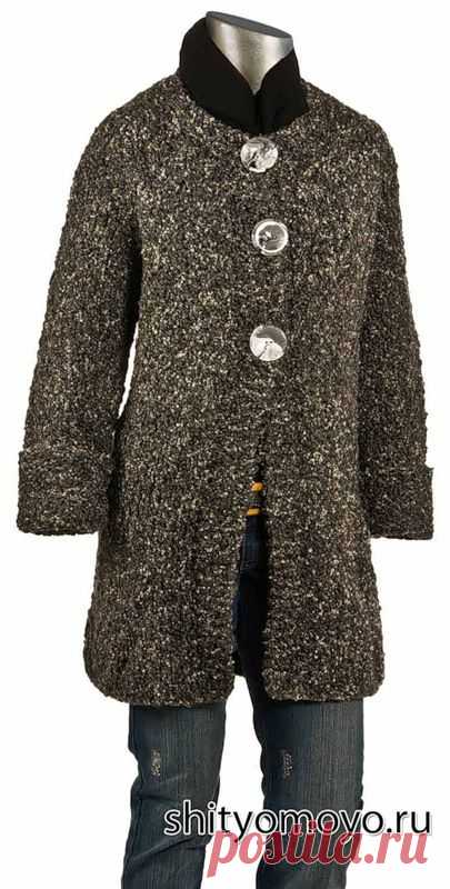 Строгое пальто из меланжевой пряжи букле фасона "реглан" связано лицевой гладью, планки полочек - платочной вязкой. / shityomoyo.ru