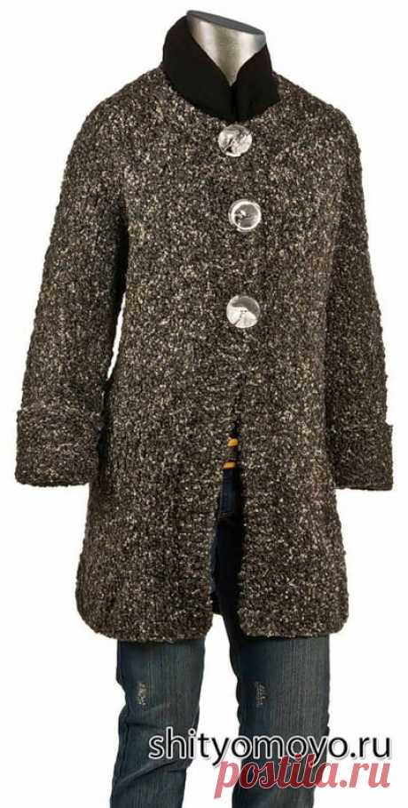 Строгое пальто из меланжевой пряжи букле фасона "реглан" связано лицевой гладью, планки полочек - платочной вязкой. / shityomoyo.ru