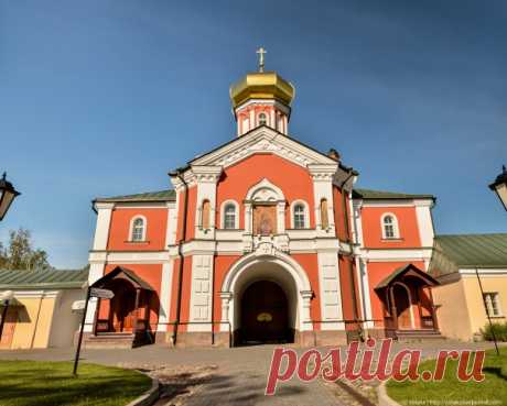 Валдайский Иверский Богородицкий Святоозерский монастырь — православный мужской монастырь на Сельвицком острове Валдайского озера в Валдайском районе Новгородской области, Россия. Один из трёх монастырей, построенных по инициативе патриарха Никона, выбор места для монастыря связан с видением, которое Никон имел во время путешествия на Соловки за мощами митрополита Филиппа. В 1653 году под наблюдением Патриарха началось каменное строительство монастырских храмов и зданий. Никон сам освятил…