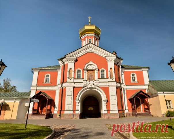 Валдайский Иверский Богородицкий Святоозерский монастырь — православный мужской монастырь на Сельвицком острове Валдайского озера в Валдайском районе Новгородской области, Россия. Один из трёх монастырей, построенных по инициативе патриарха Никона, выбор места для монастыря связан с видением, которое Никон имел во время путешествия на Соловки за мощами митрополита Филиппа. В 1653 году под наблюдением Патриарха началось каменное строительство монастырских храмов и зданий. Никон сам освятил…