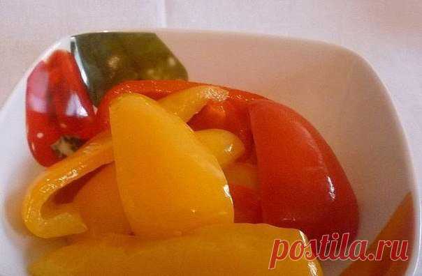 МАРИНОВАННЫЙ БОЛГАРСКИЙ ПЕРЕЦ

Продукты:
На 3 литровые банки
Сладкий болгарский перец - 17 штук (3 килограмма)
Острый перец чили - 1 штука
Чеснок - 6 зубцов
Зелень укропа - 10 веточек
Зелень петрушки - 10 веточек
Лавровый лист - 4 штуки
Растительное масло - четверть стакана (50 грамм)
Сахар - 3 столовые ложки
Соль - 2 столовые ложки
Уксус 9% - 2 чайных ложки
Вода - 1 литр

Как мариновать болгарский перец:
1. Вымыть болгарский перец, острый перец, петрушку и укроп. Лишнюю в...