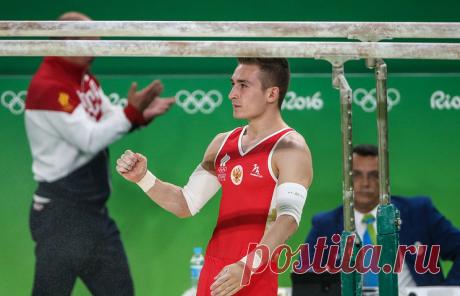 Давид Белявский. © Валерий Шарифулин/ТАСС. РИО-ДЕ-ЖАНЕЙРО, 16 августа. /ТАСС/. Российский гимнаст Давид Белявский завоевал бронзовую медаль Олимпийских игр в Рио-де-Жанейро в упражнении на брусьях. В финале он показал результат 15,783 балла. 
Золото завоевал украинец Олег Верняев (16,041), серебро у представителя США Данелла Лейвы (15,900). 
Подробнее на ТАСС: https://tass.ru/sport/3543513  |  ТАСС: Спорт - Гимнаст Давид Белявский завоевал бронзу ОИ в упражнении на брусьях