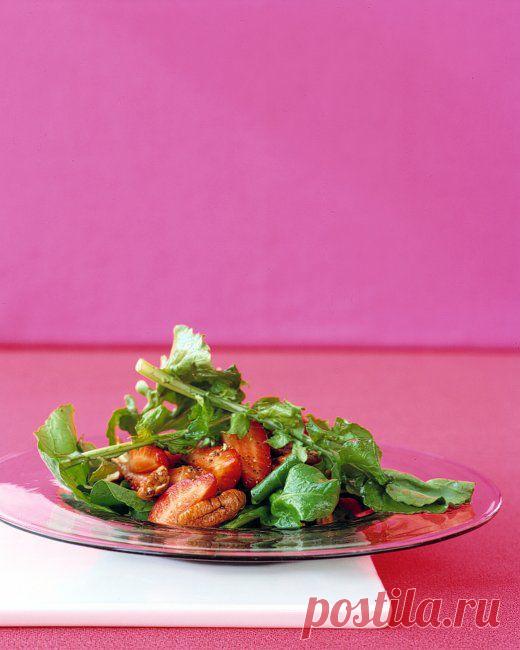 Салат из клубники с руколой.