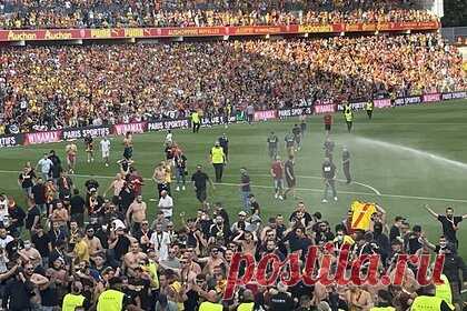 Футбольные фанаты выбежали на поле ради драки в матче чемпионата Франции. В перерыве матча чемпионата Франции между «Лансом» и «Лиллем» произошли беспорядки. После выкриков группа болельщиков «Ланса» выбежала на поле и направилась в сторону гостевого сектора. Работники стадиона сумели предотвратить перерастание конфликта в полноценную драку.