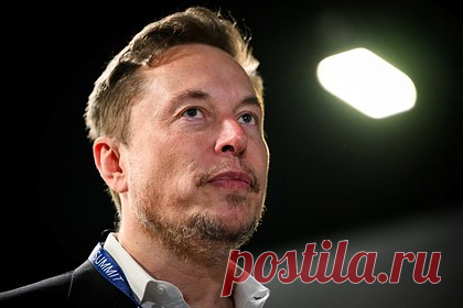Артемий Лебедев назвал Маска колхозником. Блогер и дизайнер Артемий Лебедев высказался об одежде предпринимателя Илона Маска на конференции DealBook Summit, где тот послал рекламодателей соцсети X (бывшая Twitter). «Особенно мне нравится лук Илона Маска с его дубленочкой, в которой он выглядит, как абсолютно полный колхозник», — заявил он.