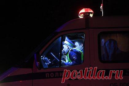 Российский школьник угнал машину, попал в ДТП и сдался полиции. В Казани 13-летний школьник угнал машину, принадлежащую подруге его матери, попал в ДТП и добровольно сдался полиции. Подросток выкрал ключи от Hyundai Creta, сел за руль и поехал кататься по микрорайону. На улице Лушникова он не справился с управлением и врезался в столб, повредив фару и крыло машины.