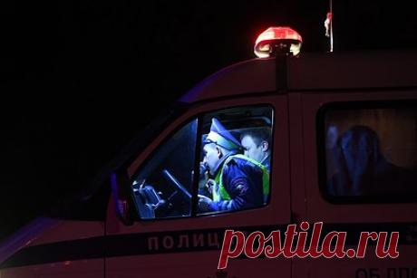 Российский школьник угнал машину, попал в ДТП и сдался полиции. В Казани 13-летний школьник угнал машину, принадлежащую подруге его матери, попал в ДТП и добровольно сдался полиции. Подросток выкрал ключи от Hyundai Creta, сел за руль и поехал кататься по микрорайону. На улице Лушникова он не справился с управлением и врезался в столб, повредив фару и крыло машины.