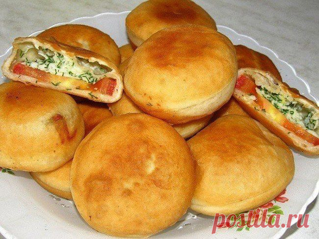 Пирожки БОМБОЧКИ   **Тесто мягкое: в воде-кипятке 1ст смешать сахар и соль по 1ч/л+раст/масло 4с/л. Добавить муку 3-3.5ст,вымесить, и дать отдохнуть 30мин. Раскатать половину теста в большой пласт. *Выложить начинку: кружочки помидор 5шт, не ближе 3см друг от друга; сверху размятую брынзу 200г (творог+соль) с чесноком 2зуб+зелень. Накрыть 2-м пластом теста, стаканом  вырезать пирожки!  Жарить в раст/масле с 2-х сторон.