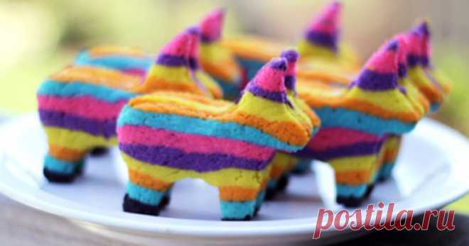 Когда нужно удивить: печенье с сюрпризом Pinata Cookies - Smak.ua Мексиканская традиция разбивать полую игрушку с конфетами и сюрпризами в День рождения прижилась и у нас. А в последнее время набирает популярность другая разновидность пиньяты - в виде печенья.