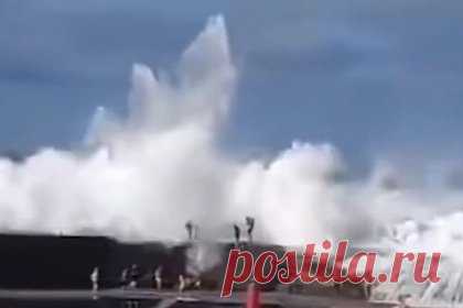 Туристов смыло гигантской волной в Испании