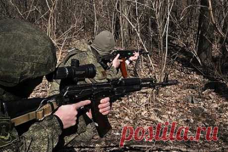 Российские войска за шесть дней нанесли девять групповых ударов в зоне СВО. Российские войска с 24 по 29 сентября нанесли девять групповых ударов высокоточным оружием большой дальности и беспилотными летательными аппаратами в зоне специальной военной операции. В результате ударов были уничтожены два крупных арсенала с оружием и боеприпасами.