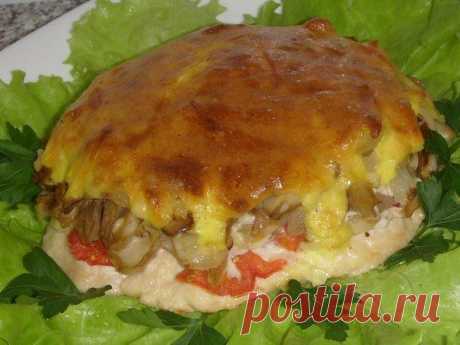 Мясо с грибами под нежной,хрустящей корочкой.