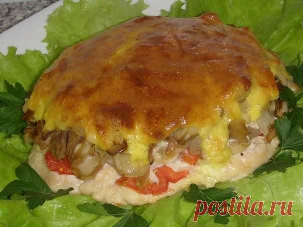 Мясо с грибами под нежной,хрустящей корочкой.