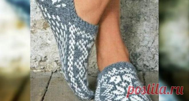 Как связать следки двумя спицами… С каждым годом следки становятся все популярней. Их используют в качестве домашних тапочек,так как это удобно, практично и очень красиво. Если хотите научиться вязать красивые следки на двух спицах, тогда эта статья станет вам надежным помощником в этом деле. Также ниже вы сможете найти схемы с поша