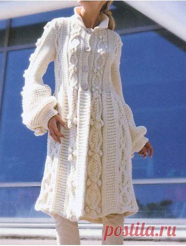 Вязаное спицами белое пальто узором 
