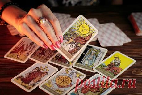 На Урале чиновница «переродилась» в таролога. В Свердловской области чиновница Ангелина Синицына после восьми лет работы «переродилась» в таролога. По данным Telegram-канала Shot, на Урале она три года была помощником депутата Игоря Володина. Последний в прошлом делился с журналистами, что у него есть экстрасенсорные способности.