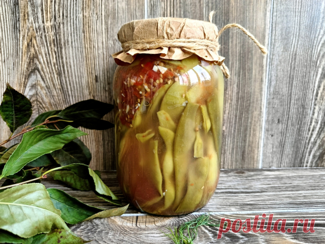 Турша (квашеная спаржевая фасоль). Турша (квашеная спаржевая фасоль)Фасоль отварить буквально 2 минуты с момента кипения и сразу охладить под холодной водой. Фасоль должна остаться упругой.Нарезать помидоры кубиком, чеснок помельче.Сладкий перец нарезать на 4 части, удалив семена. У меня на 500 гр фасоли по 1 штуке помидора, сладкого и острого перца. В кастрюлю укладывать слоями стручки фасоли, пересыпая кусочками помидоров, острого перца и чеснока. В середину положить кусочки сладкого перца.…