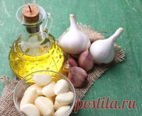 Рецепт чесночного масла, которое способствует оздоровлению суставов, снятию воспалений и боли.