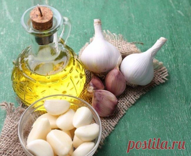Рецепт чесночного масла, которое способствует оздоровлению суставов, снятию воспалений и боли.