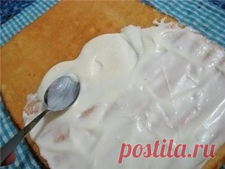 Этот рулет стал моим любимым рецептом!  
По ГОСТу только тесто сделала. Корж получается идеальный! Не сухой, не трескается, отлично сворачивается. Пропитайте его сиропом, намажьте любым кремом и отличный рулет готов! 
Тесто: 
3 яйца 
90 г муки 
90 г сахара 
Приготовление: 
Яйца и сахар положите в чашку 
Взбивайте миксером на высокой скорости не менее 5 минут, до растворения сахара 
Масса должна получиться белой и пышной 
Просейте муку 
Перемешайте аккуратно лопаткой до однородного состояния 
Про