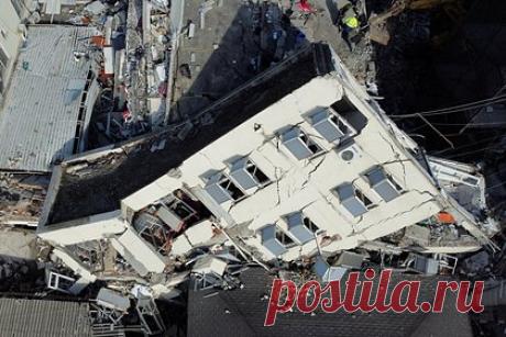 В Турции отправились спасать семью россиян из-под завалов. Спасатели выехали на место обрушения здания в провинции Хатай в Турции, где сообщается об обнаружении четырех россиян. Предположительно, они оказались под завалами в результате землетрясения. Предполагается, что экстренные службы отправились спасать семью россиян Аталая и Ирину Эрйетли с двумя малолетними детьми.