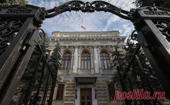 Власти подготовили новый вариант ограничений на выдачу кредитов. ЦБ не получит права вводить прямые ограничения по ссудам отдельно для 13 системно значимых банков: пункт уберут из рассматриваемых Думой поправок. Такой подход исключит миграцию заемщиков в менее крупные банки, считают эксперты