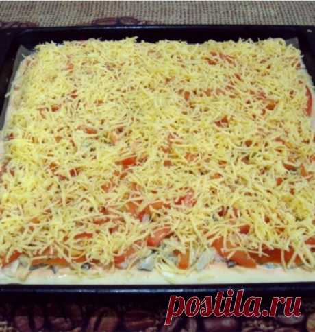 Пицца с солеными огурцами и колбасой