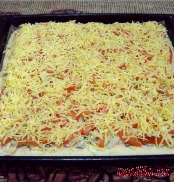 Пицца с солеными огурцами и колбасой