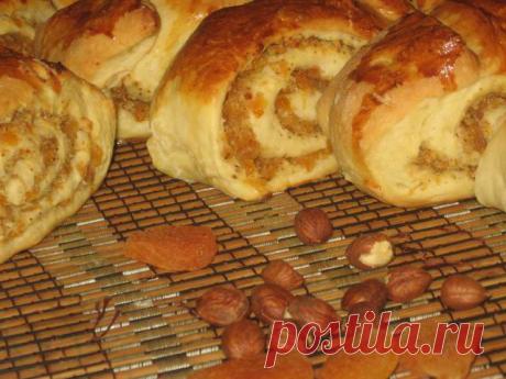 Рулетики с курагой и орехами .