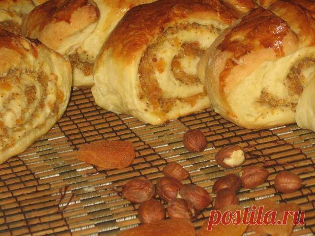 Рулетики с курагой и орехами .