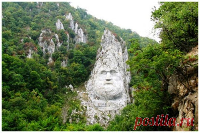 Поразительные гигантские скульптуры в скалах