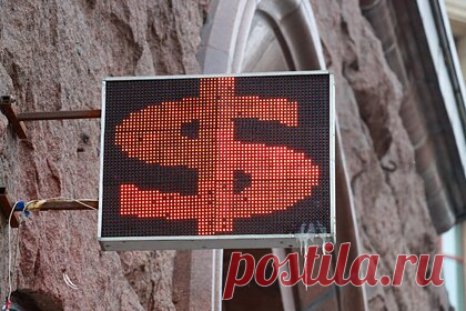 Экономист рассказал о вытеснении доллара из мировой экономики. В тенденции доллар потихоньку вытесняется с мировой арены, рассказал «Ленте.ру» кандидат экономических наук, финансовый аналитик Михаил Беляев. Однако утверждать, что это может произойти быстро, нельзя, отметил он. Ранее турецкий обозреватель Мехмет Али Гюллер указал на ускорение ослабления доллара.