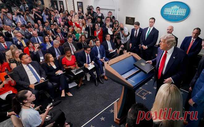 Трамп заявил о генерале, из-за которого танки России не оказались в Киеве. Российские танки могли бы оказаться в Киеве через четыре часа, если бы двигались по шоссе, однако один из «генералов» принял «гениальное» решение двигаться через сельскохозяйственные угодья, из-за чего машины застряли в грязи, заявил президент США Дональд Трамп.