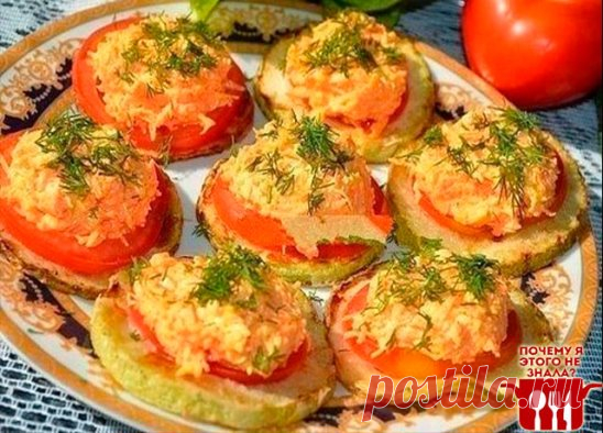 Подборка рецептов с кабачками.
1. Кабачки жареные по-украински
Такие кабачки готовила моя бабушка. Я впадаю в детство каждое лето.
Приготовление:
Рецепт слишком простой, но очень вкусные кабачки получаются.
Молодые кабачки нарезать кружочками, чуть присолить и дать постоять минут 10. Дальше возможны два варианта развития событий. Бабушка жарила, обкатав в муке и хорошенько ее обтрусив, чтобы не приставали к сковороде. Но сейчас, во время высоких технологий, есть сковородки, к которым не прил