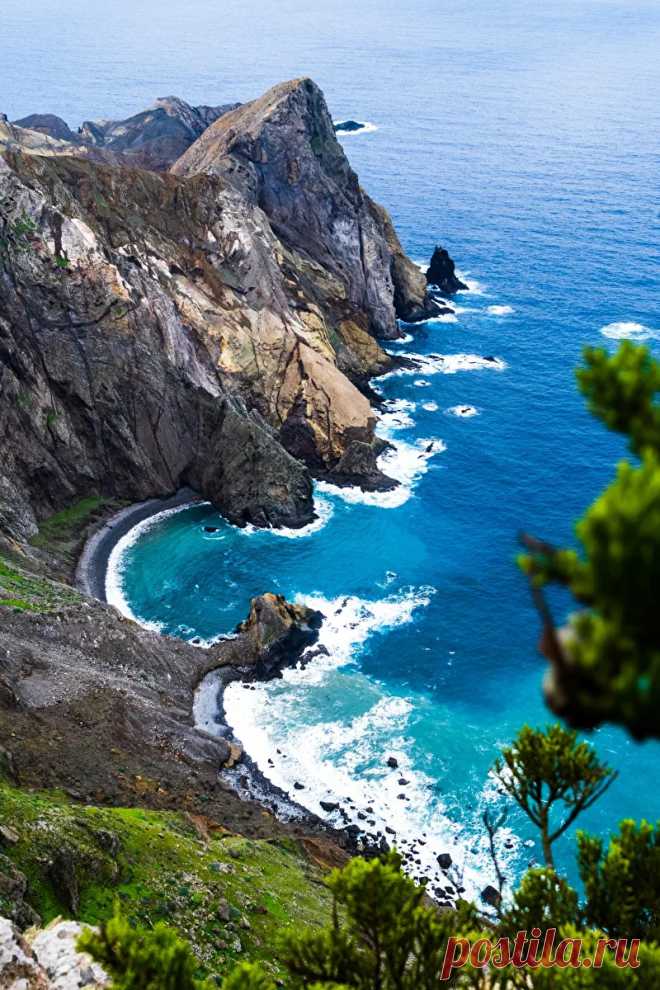 Porto Santo, Portugal  Brigade #18
Porto Santo - это старинная португальская крепость, построенная в 1693 году во время правления португальской короны в качестве форпоста на севере страны.
Крепость располагается на небольшом островке, который находится в устье реки Дору, на восточной стороне острова Мадейра.
Постройка и отделка крепости продолжалась до 1706 г.
Porto Santa была возведена на северной оконечности полуострова Санта-Мария, на месте древнего города под названием Лажис.
