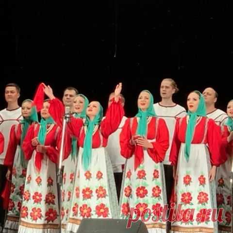 Солистка Дарья Сикальская @daryasikalskaya 
Сегодня в последний раз вышла на сцену в составе коллектива! 
Певица с богатым нутром, бархатным тембром и огромной любовью к своему делу. 
Дарья уезжает в родной Нижний Новгород, там она будет воспитывать новые творческие силы в Нижегородской консерватории для хоровых коллективов,  и конечно будет неоднократно радовать зрителей своим талантом на лучших концертных площадках, а ее путь артистки Хора навсегда останется в истории ле...