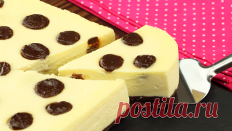 Погружаем кондитерский мешок в тесто и тянем вверх. Результат того стоит! В пятнышках.