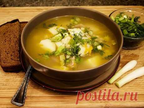 Как приготовить рассольник: 7 отличных рецептов на любой вкус
Научитесь варить лучший рассольник с перловкой и солёными огурцами, а потом попробуйте ещё шесть великолепных рецептов.
Секреты вкусного рассольника
Рассольник, как и борщ, в каждой семье готовят по-своему. Но есть хитрости, которые улучшат вкус при любой рецептуре.
1. Если в бульон добавляется рассол, его следует прокипятить и процедить.
2. Огурцы должны быть солёные, а не маринованные. В крайнем случае — марин...