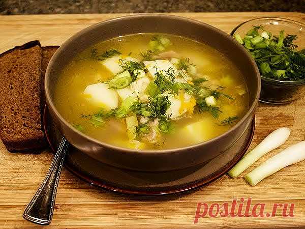Как приготовить рассольник: 7 отличных рецептов на любой вкус
Научитесь варить лучший рассольник с перловкой и солёными огурцами, а потом попробуйте ещё шесть великолепных рецептов.
Секреты вкусного рассольника
Рассольник, как и борщ, в каждой семье готовят по-своему. Но есть хитрости, которые улучшат вкус при любой рецептуре.
1. Если в бульон добавляется рассол, его следует прокипятить и процедить.
2. Огурцы должны быть солёные, а не маринованные. В крайнем случае — марин...