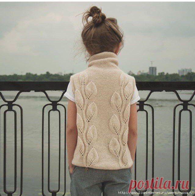 Женский жилет с листочками