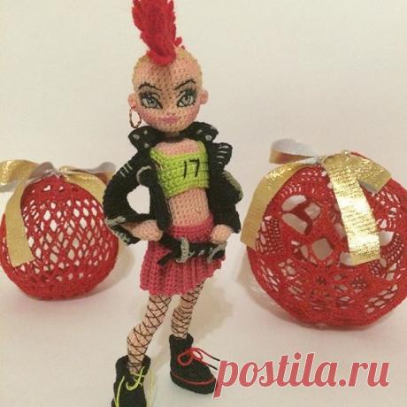 Рост куколки 16 см без ирокеза, жесткий проволочный каркас для ножек и основы корпуса, и чуть мягче для рук. Фигура куклы несколькими постами ранее в видео .. Стоит самостоятельно в обуви. Обувь, юбка, куртка, ремень снимаются. Лицо- вышивка по вязанию.. Девочка готова переехать к вам и устроить крутое пати) #weamiguru#amigurumi#amigurumidoll#crochetdoll#instacrochet#handmade#handmade_bestwork#toys_gallery#villy_vanilly_shop#dollknitting#virka#woki#лентаhm#хочувhmd#gurumig...