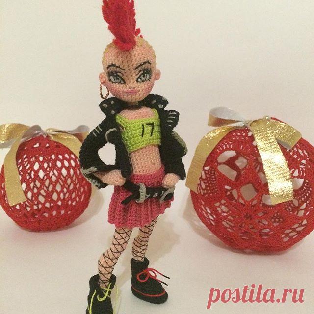 Рост куколки 16 см без ирокеза, жесткий проволочный каркас для ножек и основы корпуса, и чуть мягче для рук. Фигура куклы несколькими постами ранее в видео .. Стоит самостоятельно в обуви. Обувь, юбка, куртка, ремень снимаются. Лицо- вышивка по вязанию.. Девочка готова переехать к вам и устроить крутое пати) #weamiguru#amigurumi#amigurumidoll#crochetdoll#instacrochet#handmade#handmade_bestwork#toys_gallery#villy_vanilly_shop#dollknitting#virka#woki#лентаhm#хочувhmd#gurumig...